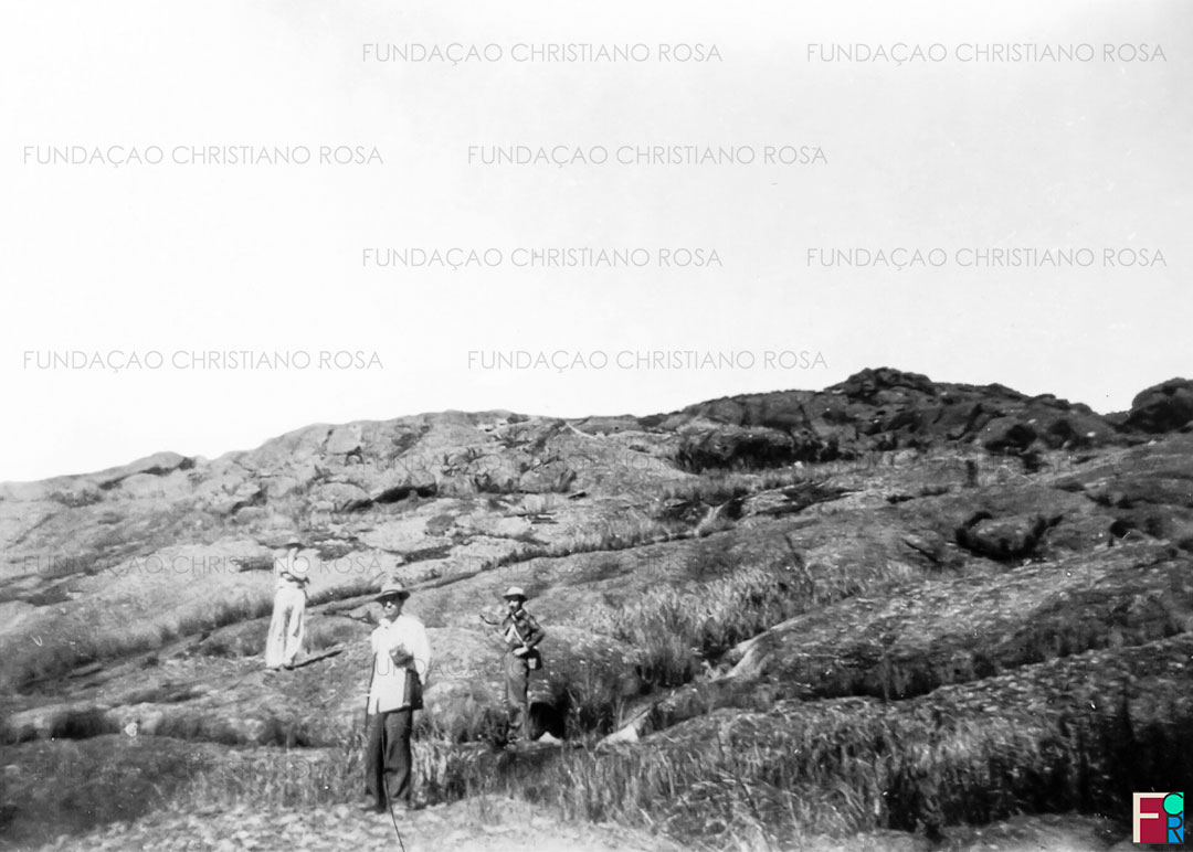Trecho da trilha que leva ao topo do Pico dos Marins.