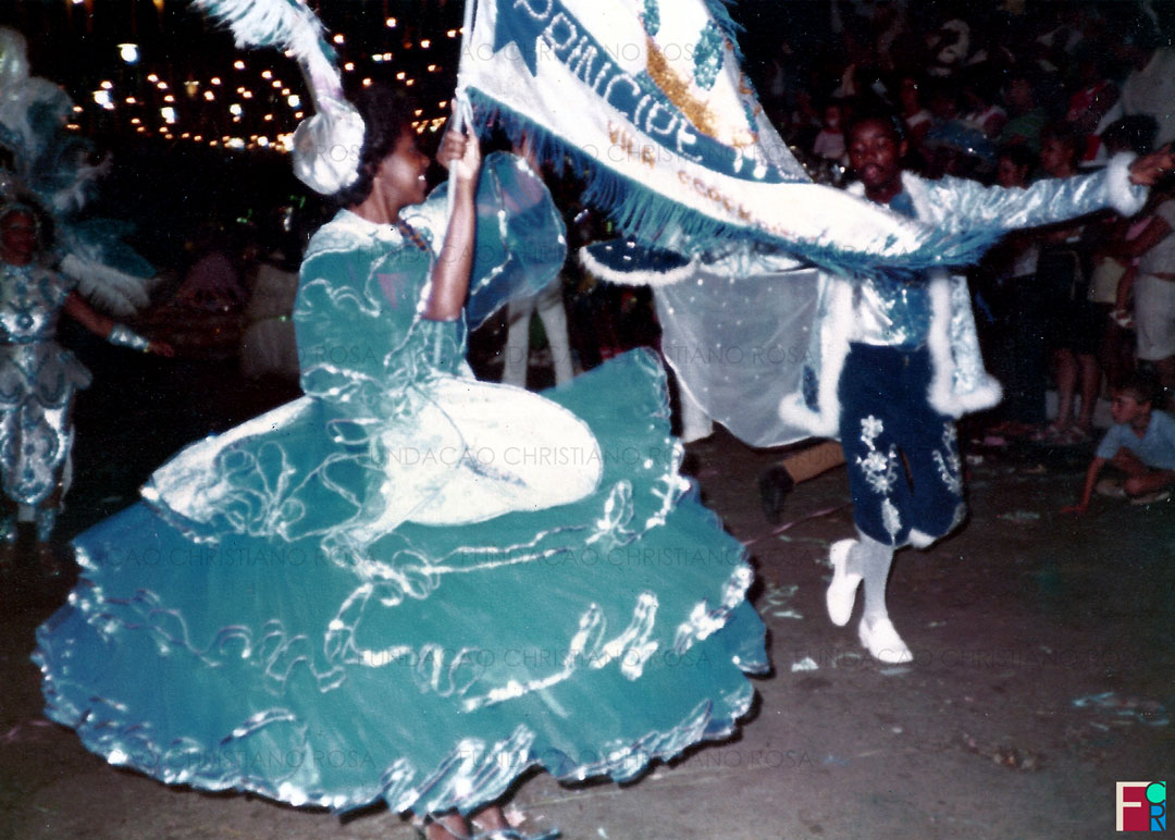 Porta bandeira e Mestre Sala da Escola de Samba Príncipe Negro, em desfile de Carnaval em Piquete, SP.