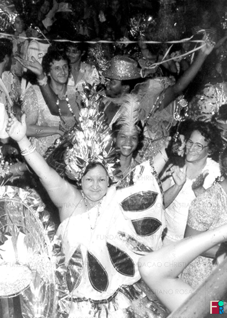 D. Belzinha, carnavalesca piquetense, na Ala das Baianas. Na foto, podem ser vistos o casal Ditinha e Valter e D. Myrthes Chaves.