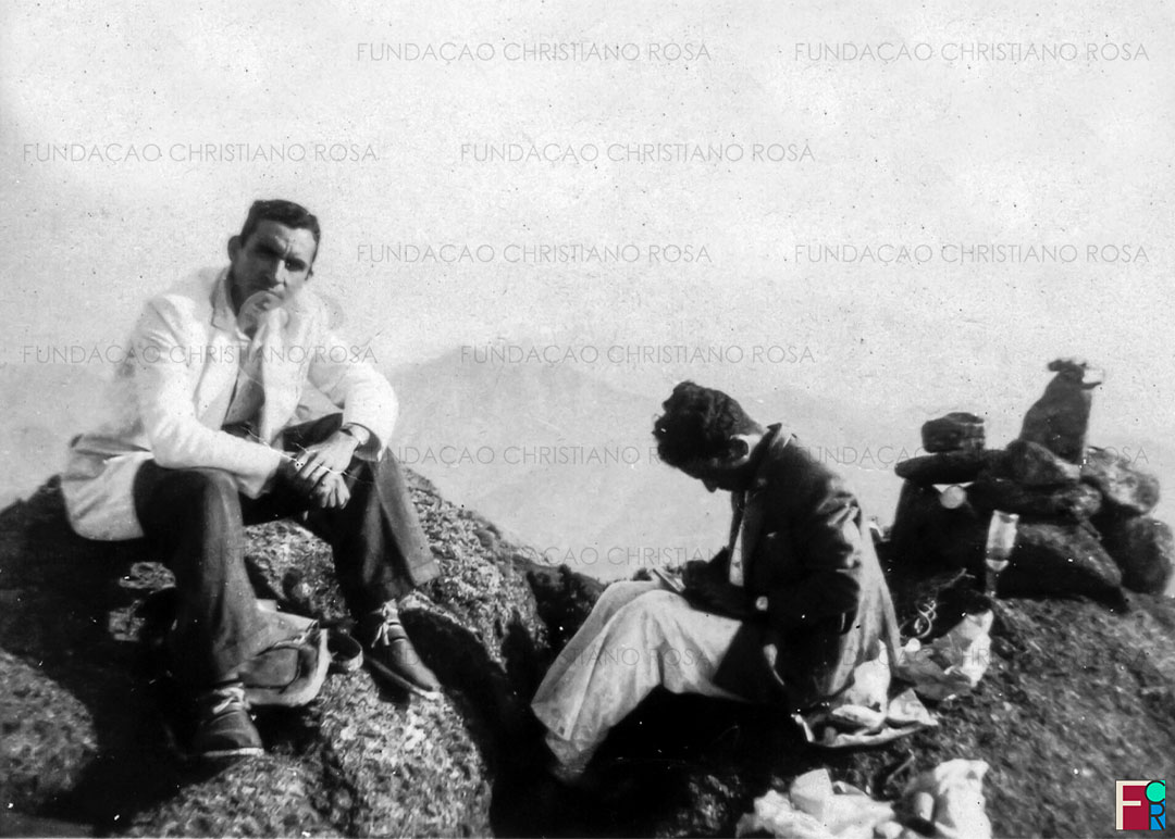 Os irmãos João (à esquerda) e Carlos Vieira Soares, em foto de 24 de junho de 1944, data em que atingiram pela primeira vez. "Chegamos ao Pico às 12h", registrou Carlos Vieira Soares. Completava o grupo de pioneiros, José Gomes de Siqueira.