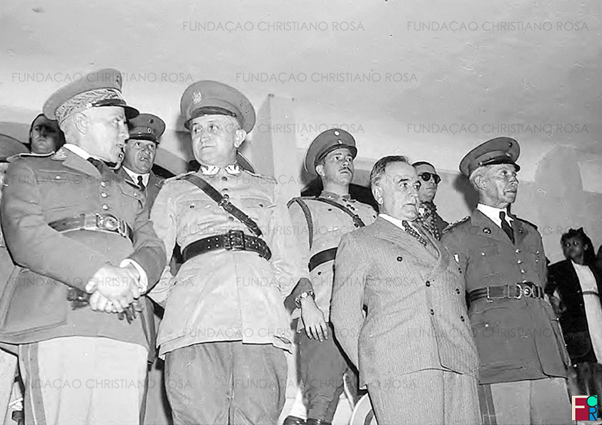 Na tribuna do Campo do Esporte Clube Estrela, o Presidente Getúlio Vargas, ladeado pelo seu Ministro da Guerra, General Eurico Gaspar Dutra, e pelo Coronel Gomes Carneiro, Diretor da Fábrica. Na noite de 17 de julho de 1939 foram inauguradas as torres de iluminação daquele estádio de futebol.