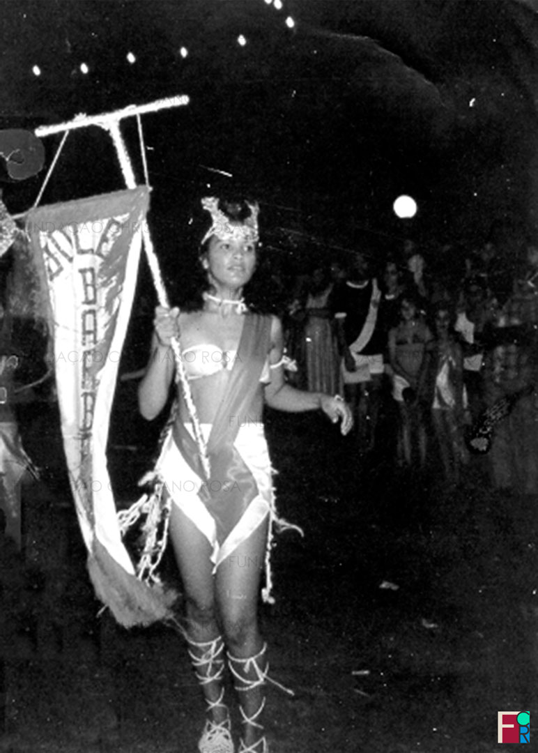 Porta-estandarte do bloco Doces Bárbaros em desfile de Carnaval em Piquete, SP. na década de 1980.