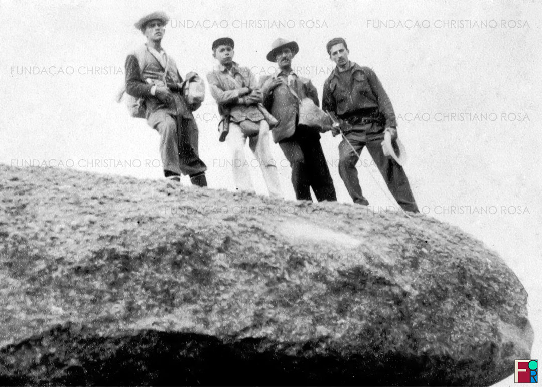 Grupo em trecho da trilha que leva ao topo do Pico dos Marins.