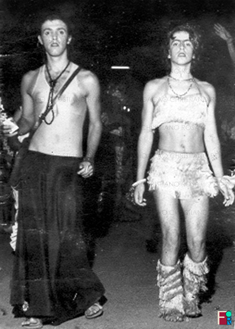 À direita, Lio Soares em um desfile de Carnaval em Piquete, SP.