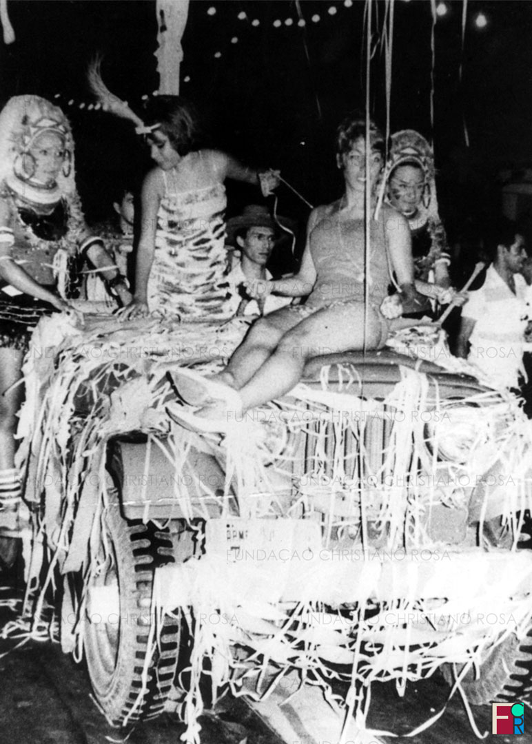 Desfile de Carnaval em Piquete, na década de 1960.