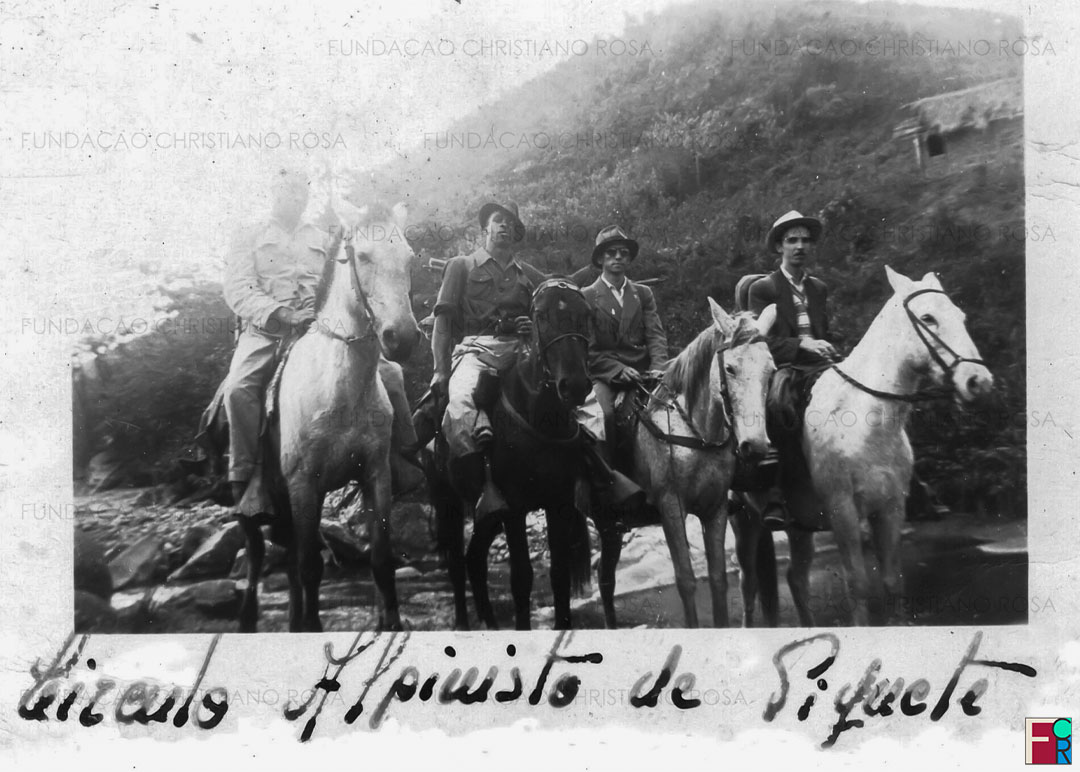 Grupo que subiu o Pico dos Marins em 9 de julho de 1946. Na foto: Joaquim Augusto, Luiz, de Barros, João Vieira Soares e José Gomes de Siqueira.