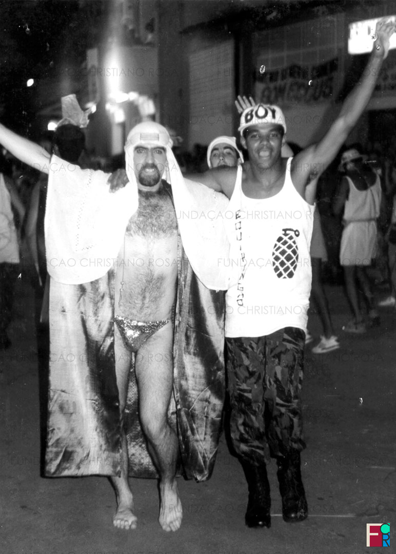 O carnavalesco Lio Soares e amigo em frente ao Grêmio General Carneiro, em Piquete, SP.