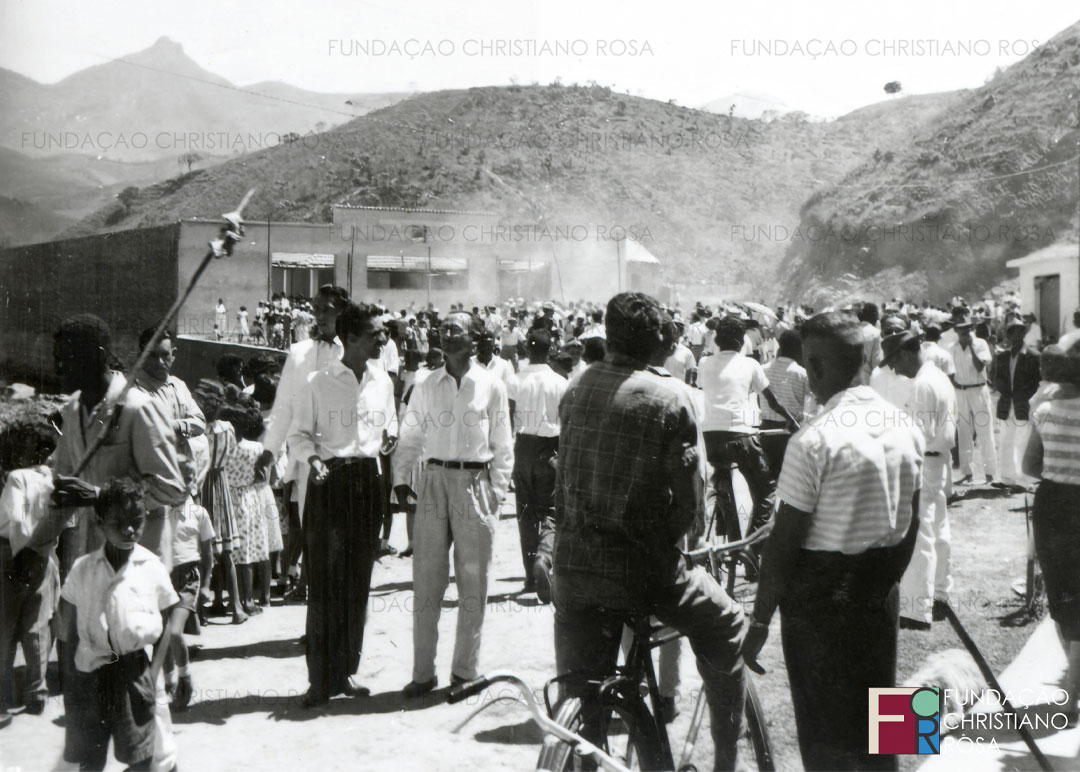 A inauguração do Mercado Municipal, em 11 de agosto de 1962, aconteceu com o prédio em fase de conclusão das obras. No largo em frente, um churrasco de confraternização da população para celebrar o evento.