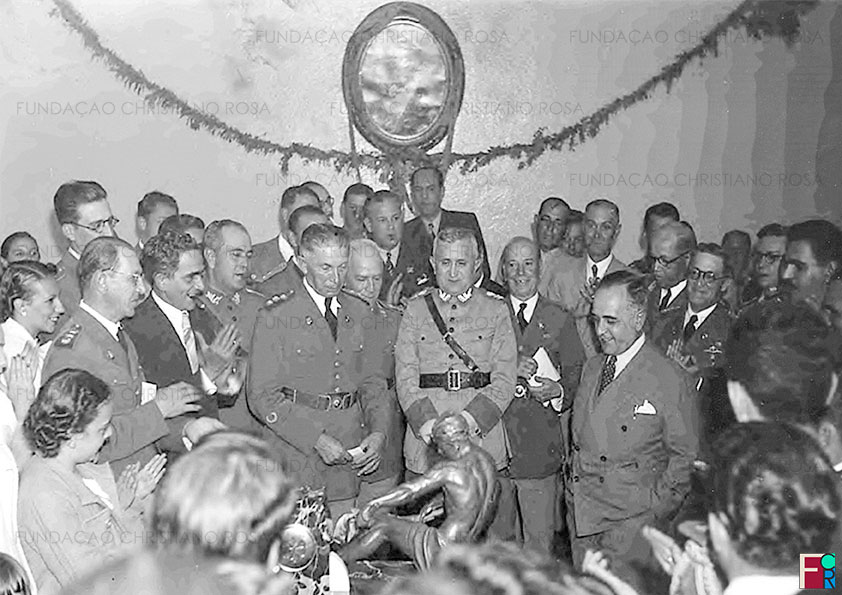Após recepção no Cassino dos Oficiais, o Coronel Gomes Carneiro, Diretor da Fábrica de Piquete, oferece ao Presidente da República, Getúlio Vargas, um relógio como lembrança de sua visita em 17 de julho de 1939.