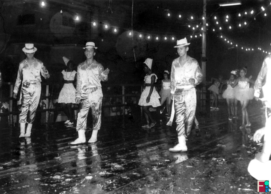 Passistas em passarela armada para o Carnaval de 1966, em Piquete, SP.