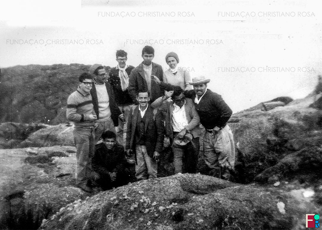 Grupo liderado por Luiz Vieira Soares (à frente) no topo do Pico dos Marins.