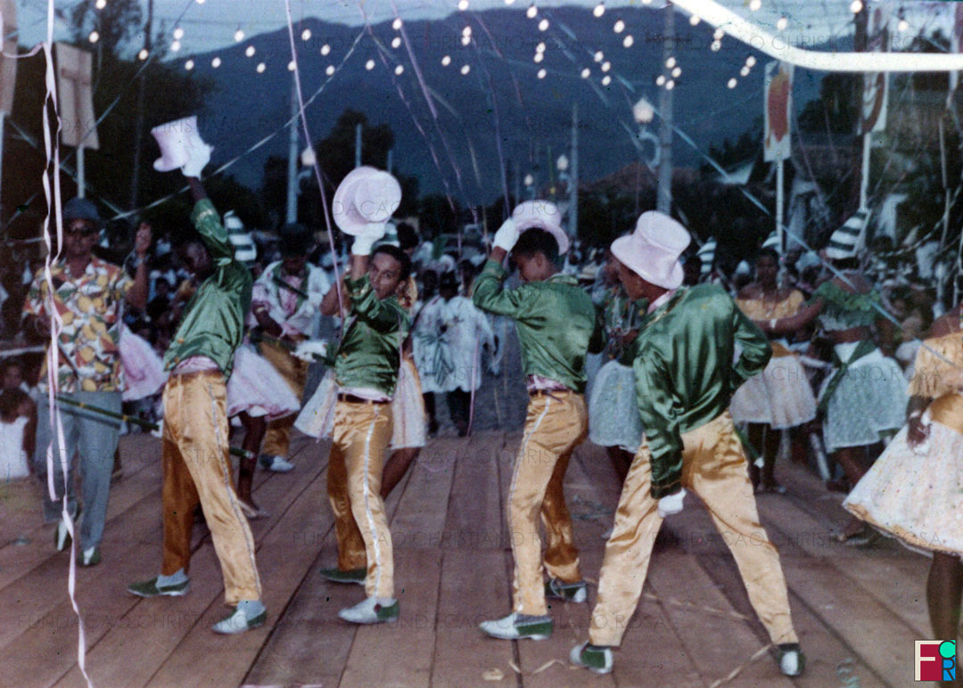 Passistas em passarela armada para o Carnaval de 1966, em Piquete, SP.