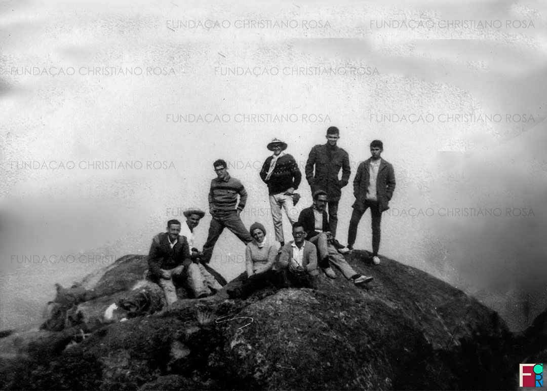 Grupo liderado por Luiz Vieira Soares (à frente) no topo do Pico dos Marins.