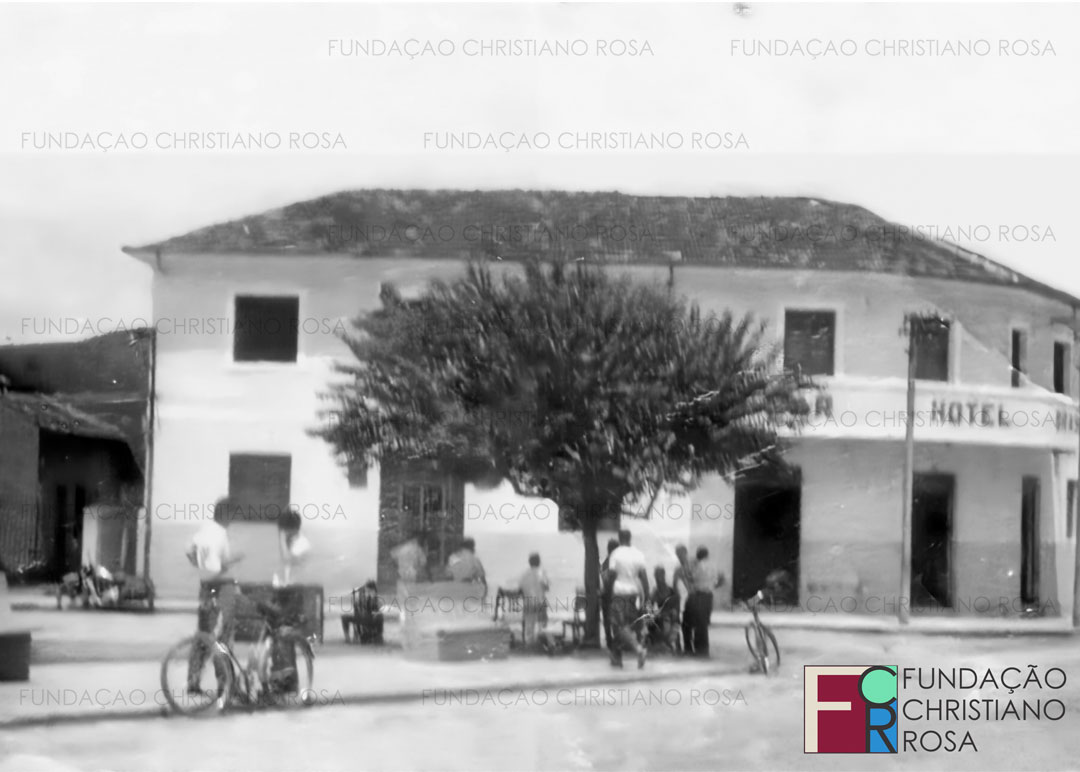 Praça da Bandeira, tradicional ponto de engraxates. Adolescentes prestavam seus serviços para piquetenses e hóspedes do Bar e Hotel Brasil. Foto da década de 1960. Em 1957, os cunhados portugueses, Aurélio Tavares de Campos e Firmino Borges, compraram do senhor Antônio Brasilino o hotel ao qual ele havia dado o seu nome: "Hotel Brasilino". Aurélio e Firmino, em homenagem ao país que os acolhera, mudaram o nome do estabelecimento para Hotel Brasil.