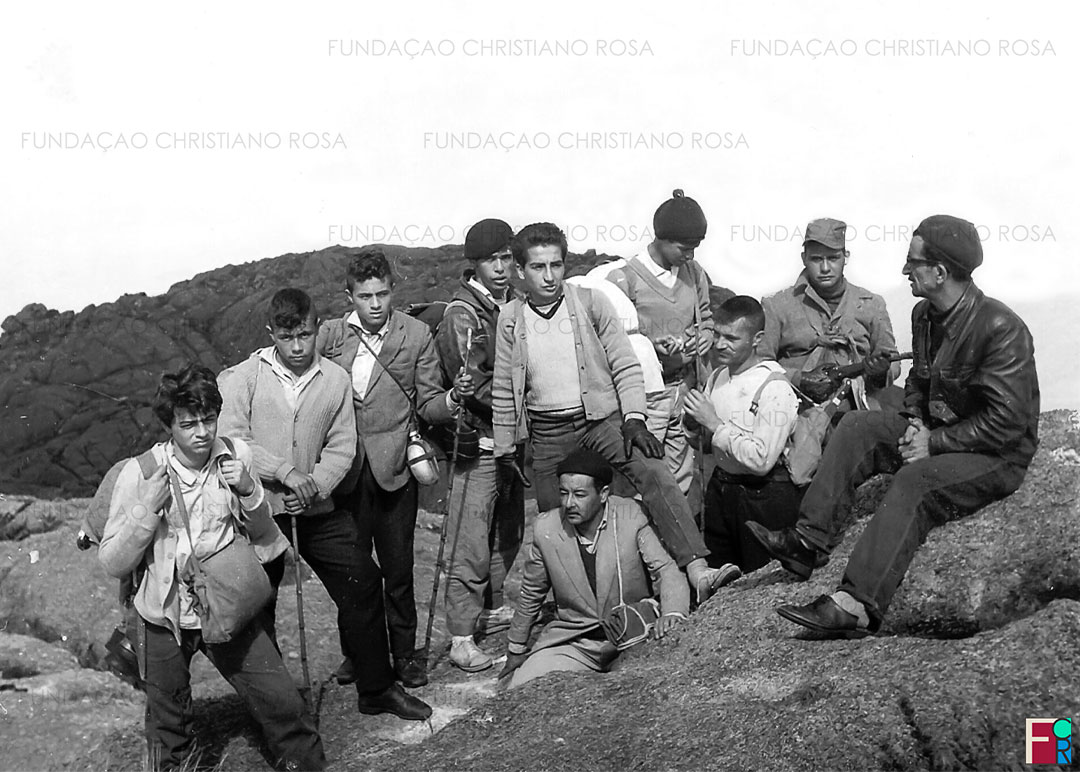 Grupo liderado por Luiz Vieira Soares (à direita) no topo do Pico dos Marins.