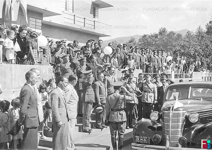 O Presidente Getúlio Vargas ao lado do Governador de São Paulo, Adhemar de Barros, e do Ministro da Guerra, General Eurico Gaspar Dutra, em frente ao Cassino dos Oficiais, na Vila da Estrela, em Piquete, SP. Foto de 17 de julho de 1939.