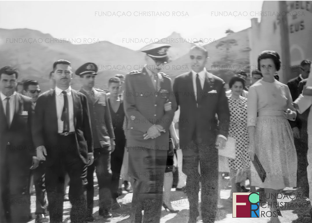 Inauguração do Mercado Municipal em 11 de agosto de 1962, que contou com a presença do governador de estado de São Paulo, Carvalho Pinto. Na foto, Dr. José Amoroso (2º a partir da esquerda), o diretor da FPV, Cel, Flávio Ferreira Silva, junto ao governador do estado, Carlos Alberto Alves de Carvalho Pinto, e D. Conceição Godoy Soares, primeira dama do município.