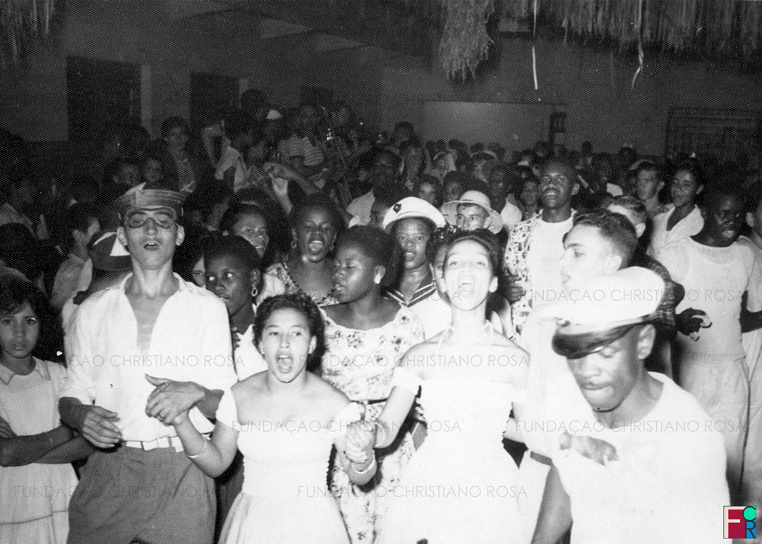 Baile de Carnaval no Elefante Branco, em Piquete, SP.