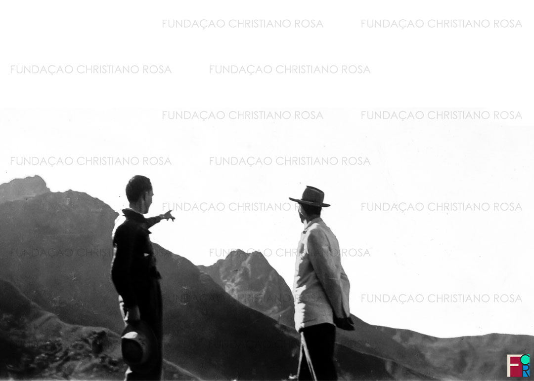 João Vieira Soares (à esquerda) e José Gomes Siqueira, em foto de 24 de junho de 1944, data em que atingiram pela primeira vez. "Chegamos ao Pico às 12h", registrou Carlos Vieira Soares, que completava o grupo de pioneiros.