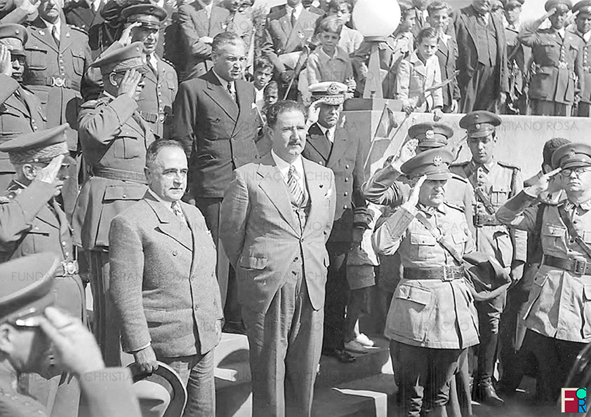O Presidente Getúlio Vargas ao lado do Governador de São Paulo, Adhemar de Barros, e do Ministro da Guerra, General Eurico Gaspar Dutra, em frente ao Cassino dos Oficiais, na Vila da Estrela, em Piquete, SP. Foto de17 de julho de 1939.