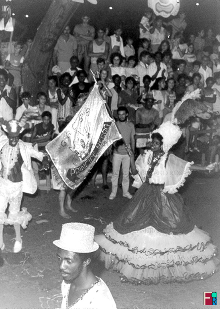 Desfile da Escola de Samba Príncipe Negro, em Piquete, SP. Como passista, Lalá, e Mestre de Bateria, Gilbertro Augusto da Silva.