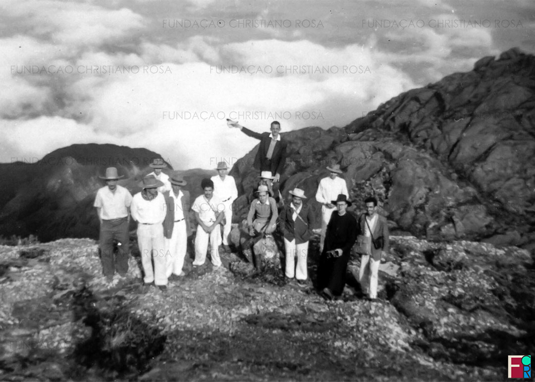 Grupo liderado por Luiz Vieira Soares (à direita) no topo do Pico dos Marins.