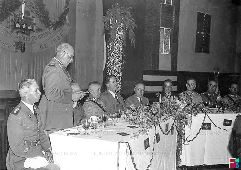 Registro do almoço oferecido ao Presidente Getúlio Vargas, quando de sua visita à Fábrica de Piquete, em 17 de julho de 1939. Na foto, à esquerda, o Diretor da FPV, Coronel Gomes Carneiro.