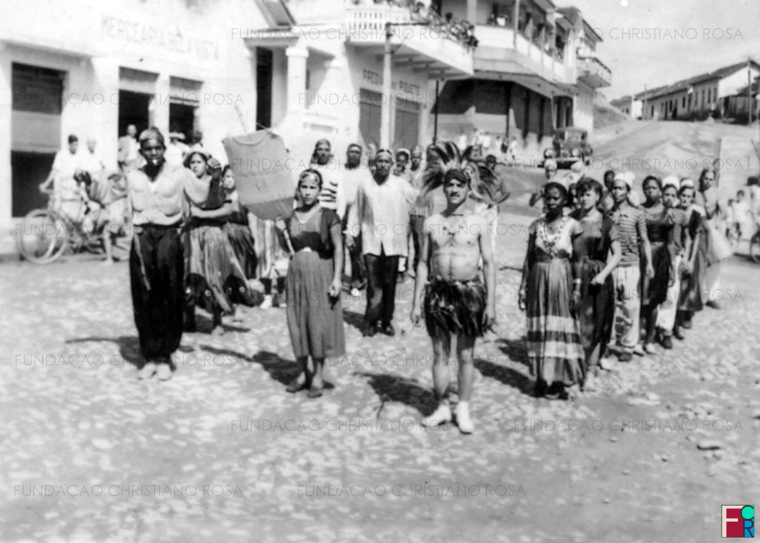 Bloco de Carnaval à Praça da Bandeira, em Piquete, SP, em 1950.