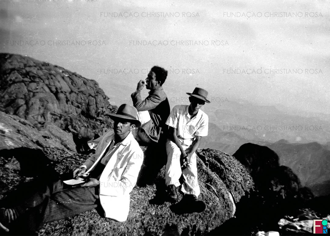 Carlos Vieira Soares (ao fundo, ao centro), João Vieira Soares (à frente) e João Batista Rodrigues, em foto de 24 de junho de 1944, data em que atingiram pela primeira vez pós três tentativas. Fazia parte do grupo, ainda, José Gomes de Siqueira. "Chegamos ao Pico às 12h", registrou Carlos Vieira Soares.