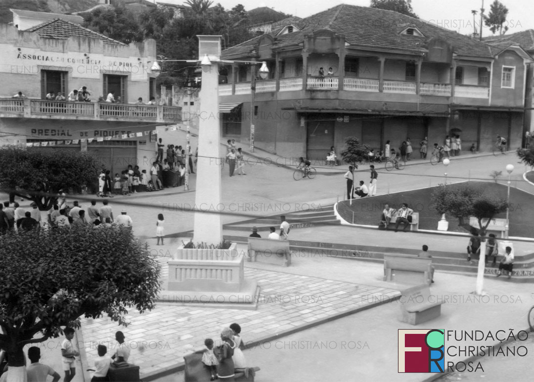 Foto da Praça da Bandeira em 1960, quando acontecia uma corrida ciclística.