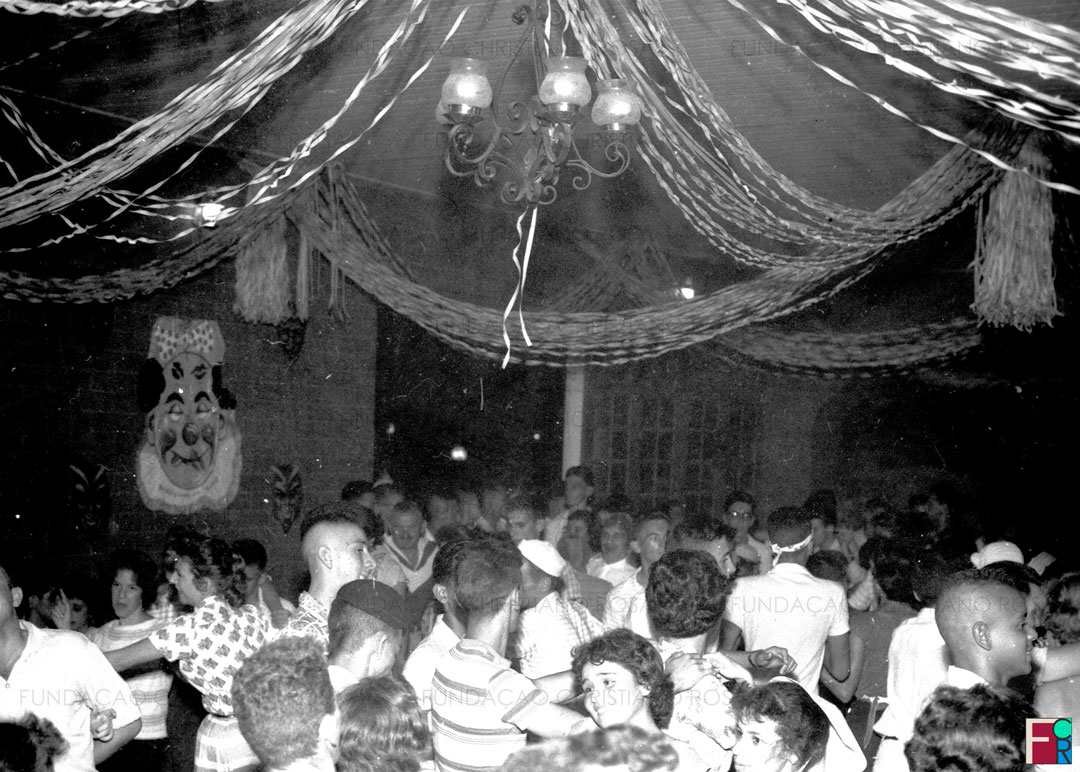 Baile de Carnaval no Grêmio General Carneiro, em Piquete, SP.