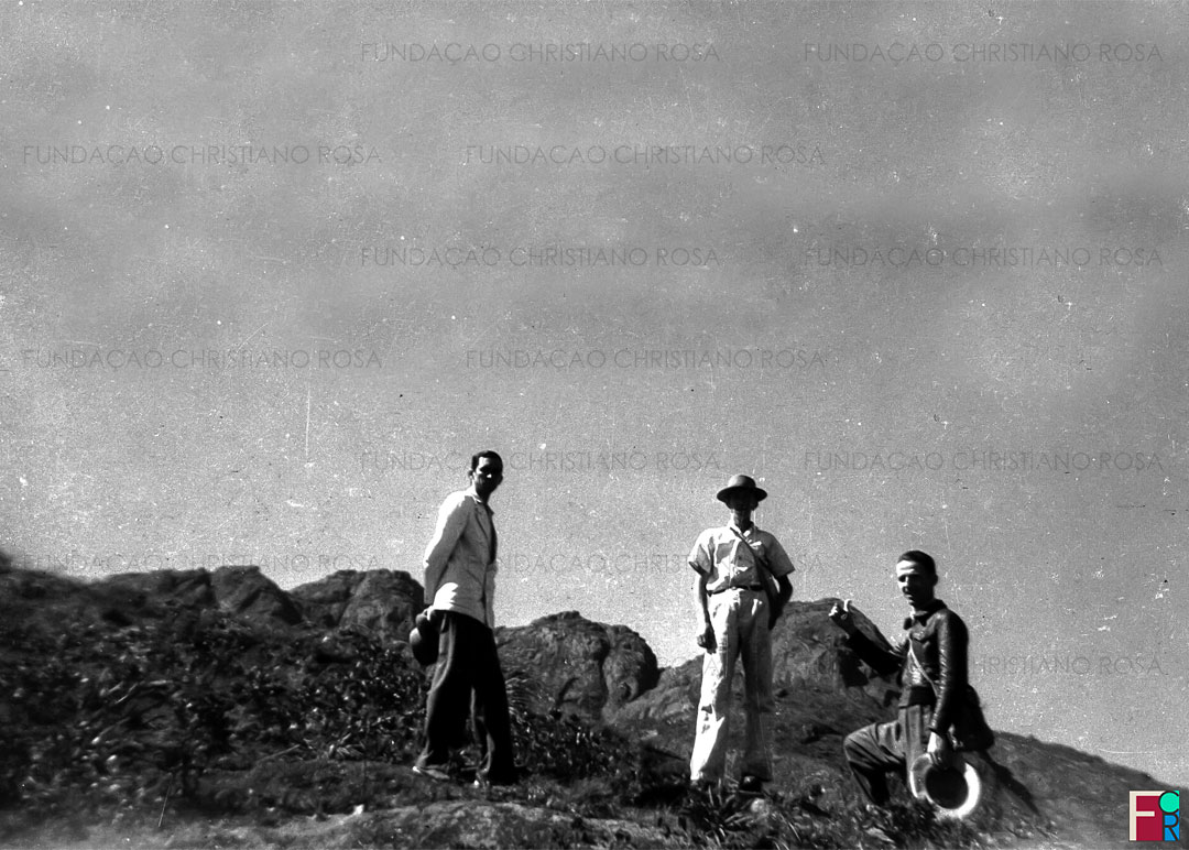 João Vieira (à esquerda, João Batista Rodrigues e José Gomes de Siqueira. em foto de 24 de junho de 1944, data em que atingiram pela primeira vez pós três tentativas. Fazia parte do grupo, ainda, Carlos Vieira Soares, que registrou: "Chegamos ao Pico às 12h".