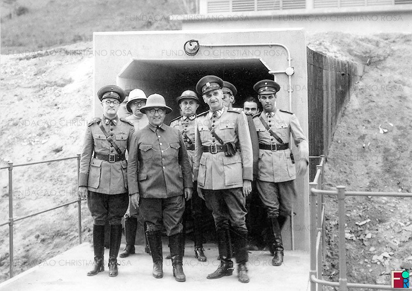 O então Ministro da Guerra, Eurico Gaspar Dutra, em segundo plano ao centro, acompanhou a visita do Presidente Vargas às obras de construção da fábrica de pólvora de base dupla, em 24 de outubro de 1940. Getúlio está ladeado pelo coronel Waldemar Brito de Aquino e pelo general Affonseca e Silva, coordenador das obras.