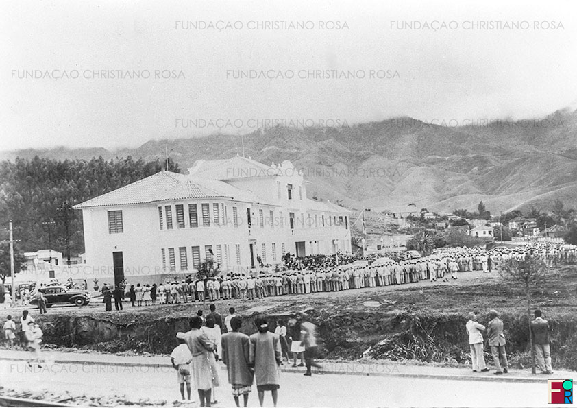 28 de agosto de 1948, dia da inauguração do Hospital da FPV, um marco na história de Piquete. Como se vê, a população e o operariado prestigiaram este grande evento.
