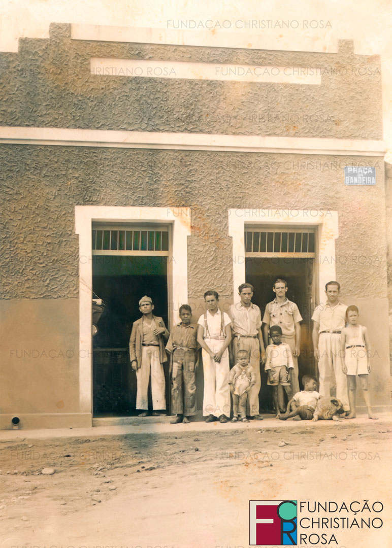 Primeira casa comercial e venda existente na confluência das ruas Cel. Luiz Relvas, do Piquete e Comendador Custódio, em frente de onde seria construída, a partir de 1939, a Praça da Bandeira.