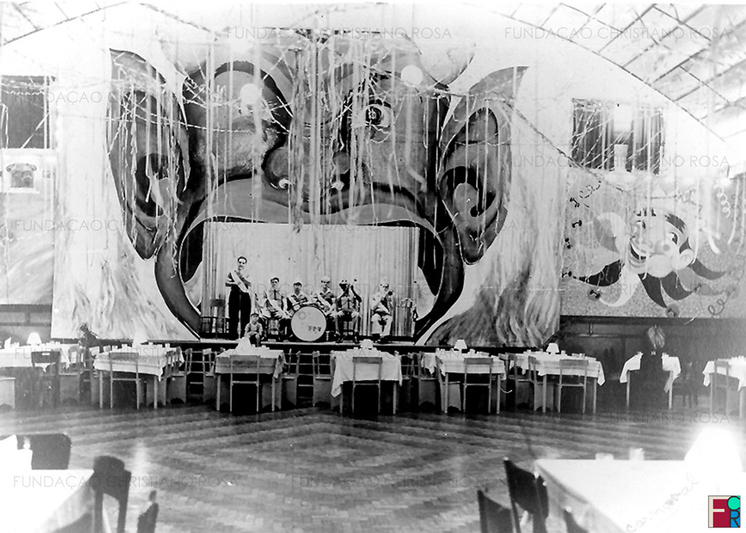 Cassino dos Oficiais, em Piquete, SP, ornamentado para um baile de Carnaval.