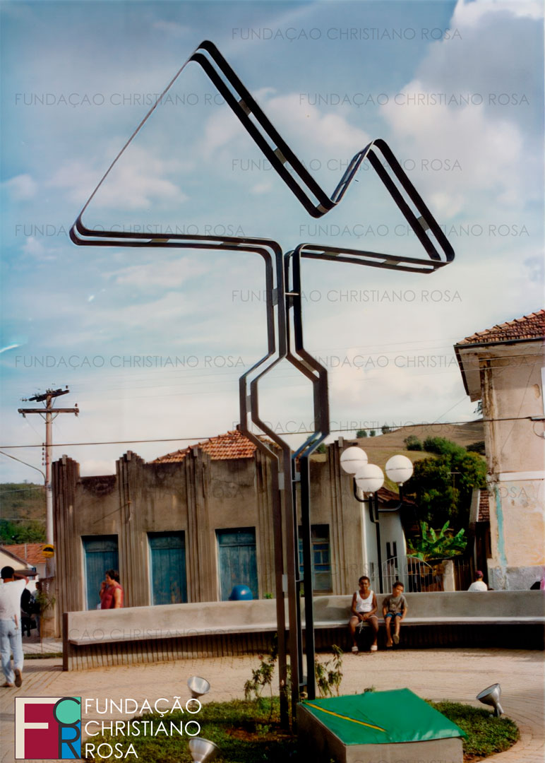Monumento alusivo ao centenário do município. Fabricado e doado pela FPV, então administrada pelo cel. Pitta Xavier, representa em seu ápice a Mantiqueira e, ao centro, um átomo de carbono, que fazem alusão, respectivamente, à localização da cidade junto à Serra, e à indústria química instalada no município em 1909.