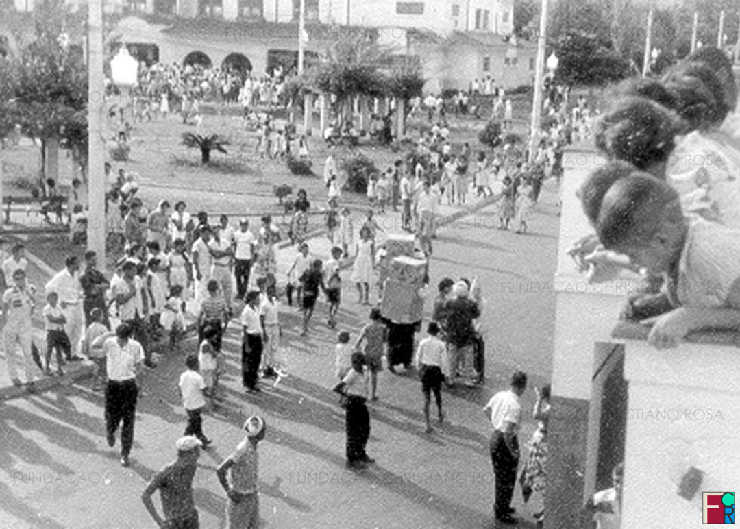 A Praça Duque de Caxias, em Piquete, SP, em dia de Carnaval.