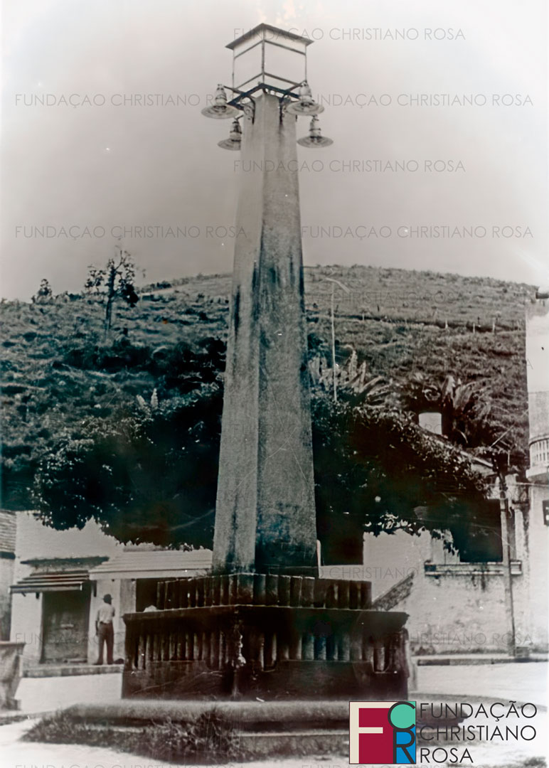 Obelisco originalmente instalado no centro da Praça da Bandeira, com suas luminárias. Este monumento foi retirado quando da remodelação da Praça da Bandeira por ocasião do centenário de emancipação político-administrativa de Piquete, em 1991.
