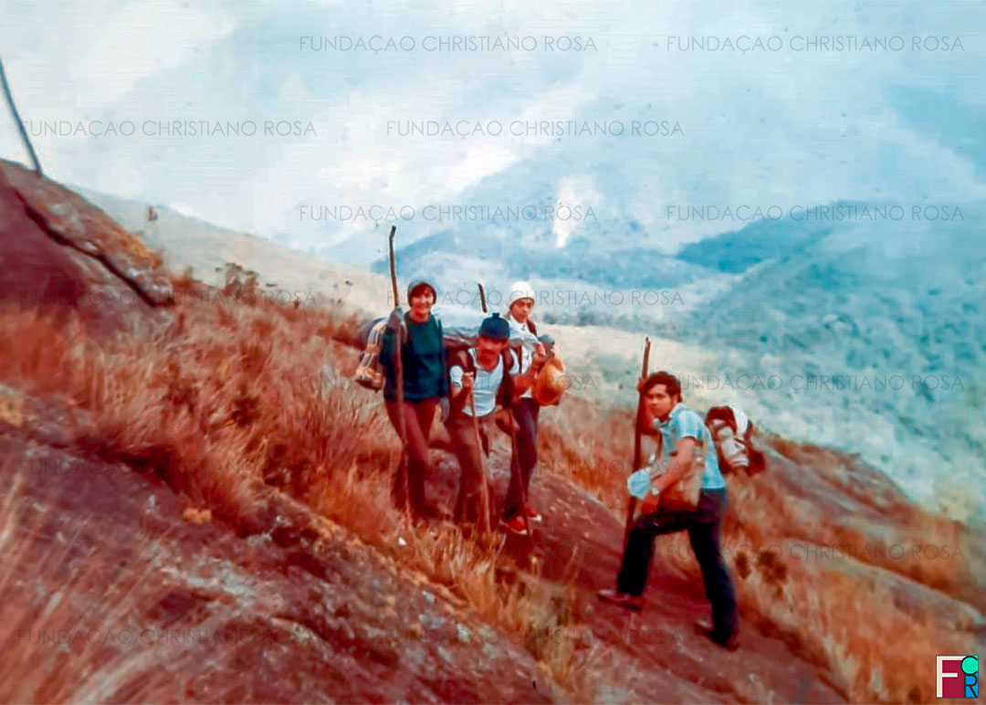 Grupo em trecho da trilha que leva ao Pico dos Marins: Arlete Armando, Fernando Machado, Dircéa Amaral e Luiz Carlos de Oliveira (Ticassê).