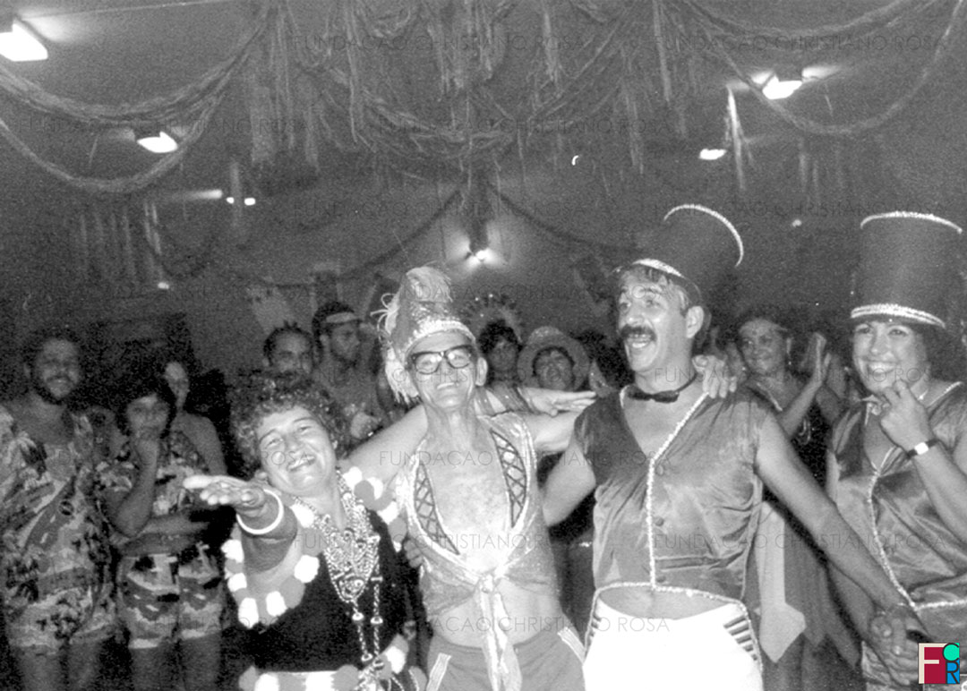 Carnavalescos em baile no Montanhês Clube de Piquete. À esquerda, João Bosco (João do açougue) e a esposa, Cristina,. Com seus balangandãs, a animada Gorete Molinari.