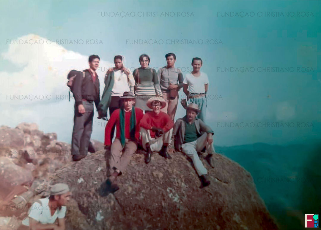 Grupo de amigos no topo do Pico dos Marins, em Piquete, SP.