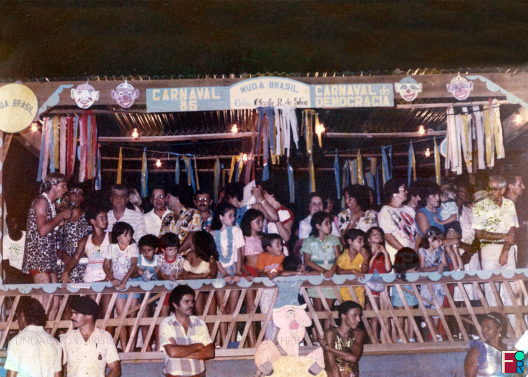 Palanque montado para desfile de Carnaval em Piquete, SP, em 1985. Na foto, pode-se ver o ex-prefeito de Piquete, José Armando de Casto Ferreira ao lado de Otacílio Rodrigues da Silva, prefeito à época. Embaixo, de braços cruzados, o ex-vereador Joca.