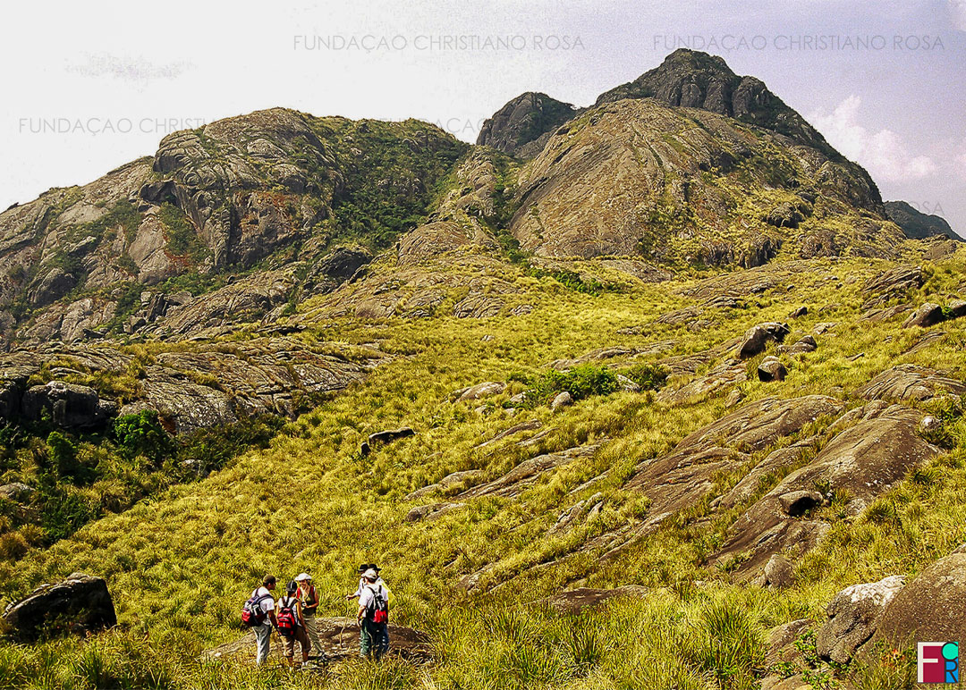 Excursão ao Pico dos Marins para identificação dos pontos da trilha a serem demarcados, um dos produtos do projeto "Conscientização e Percepção Ambiental da Bacia Hidrográfica do ribeirão Passa Quatro ao Paraíba do Sul", executado pela Fundação Christiano Rosa entre os anos de 2003 e 2004.