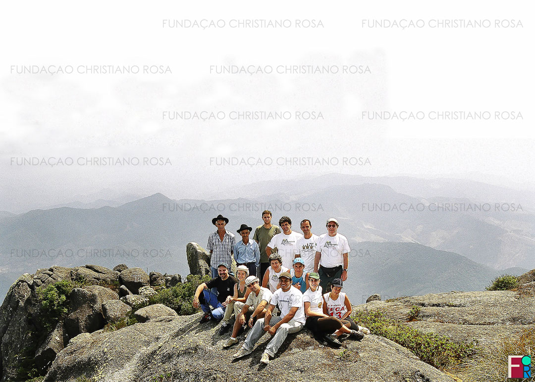 Grupo que participou da excursão ao Pico dos Marins para identificação dos pontos da trilha a serem demarcados, um dos produtos do projeto "Conscientização e Percepção Ambiental da Bacia Hidrográfica do ribeirão Passa Quatro ao Paraíba do Sul", executado pela Fundação Christiano Rosa entre os anos de 2003 e 2004.