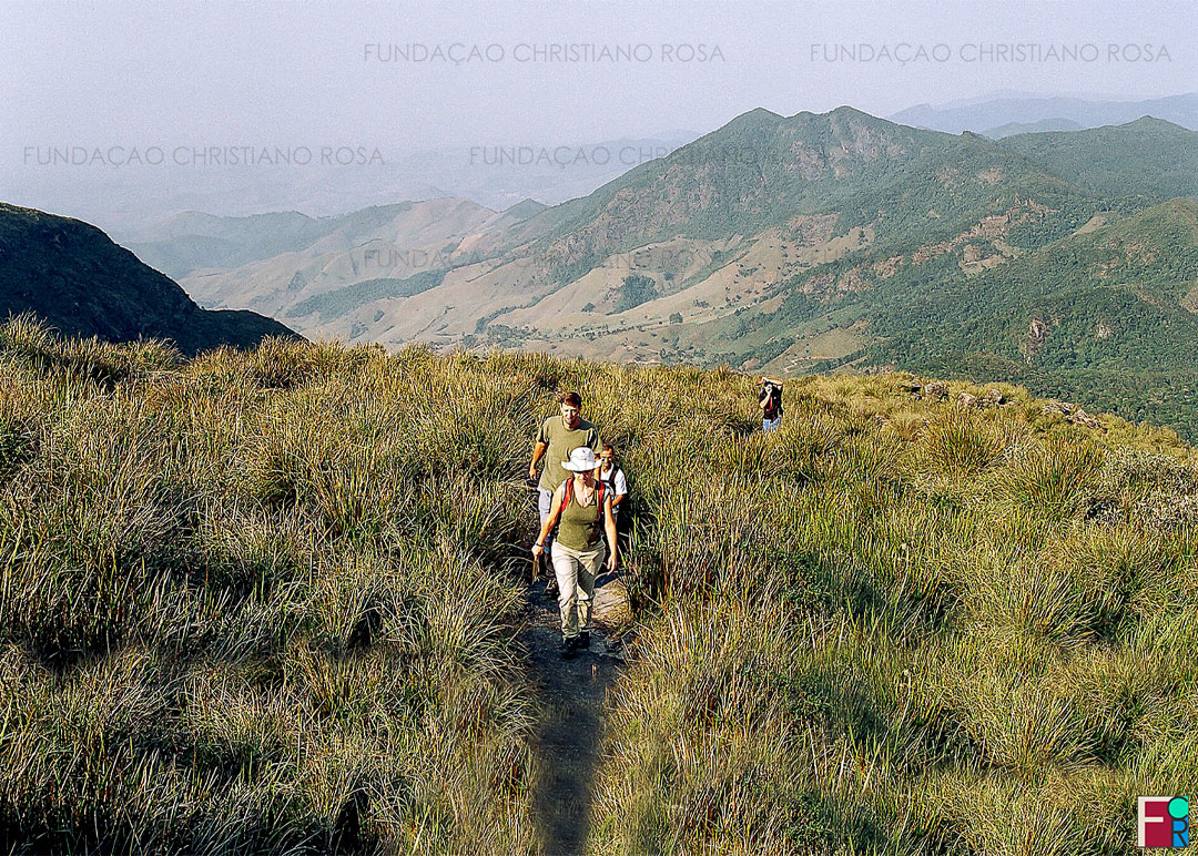 Excursão ao Pico dos Marins para identificação dos pontos da trilha a serem demarcados, um dos produtos do projeto "Conscientização e Percepção Ambiental da Bacia Hidrográfica do ribeirão Passa Quatro ao Paraíba do Sul", executado pela Fundação Christiano Rosa entre os anos de 2003 e 2004.