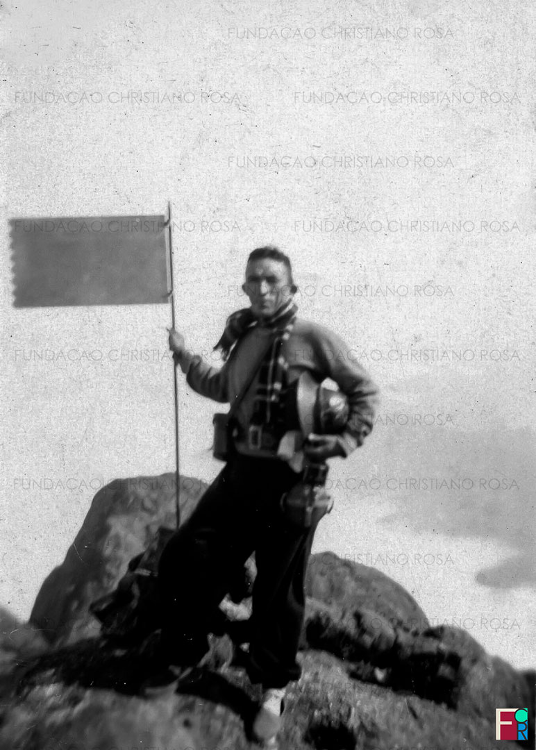 Capitão Coutinho colocando a Bandeira metálica no ponto culminante do Pico dos Marins. Foto de 4 de agosto de 1951.