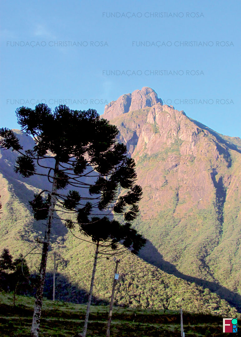 Vista do Pico dos Marins a partir da estrada Bairro dos Marins x Marmelópolis.