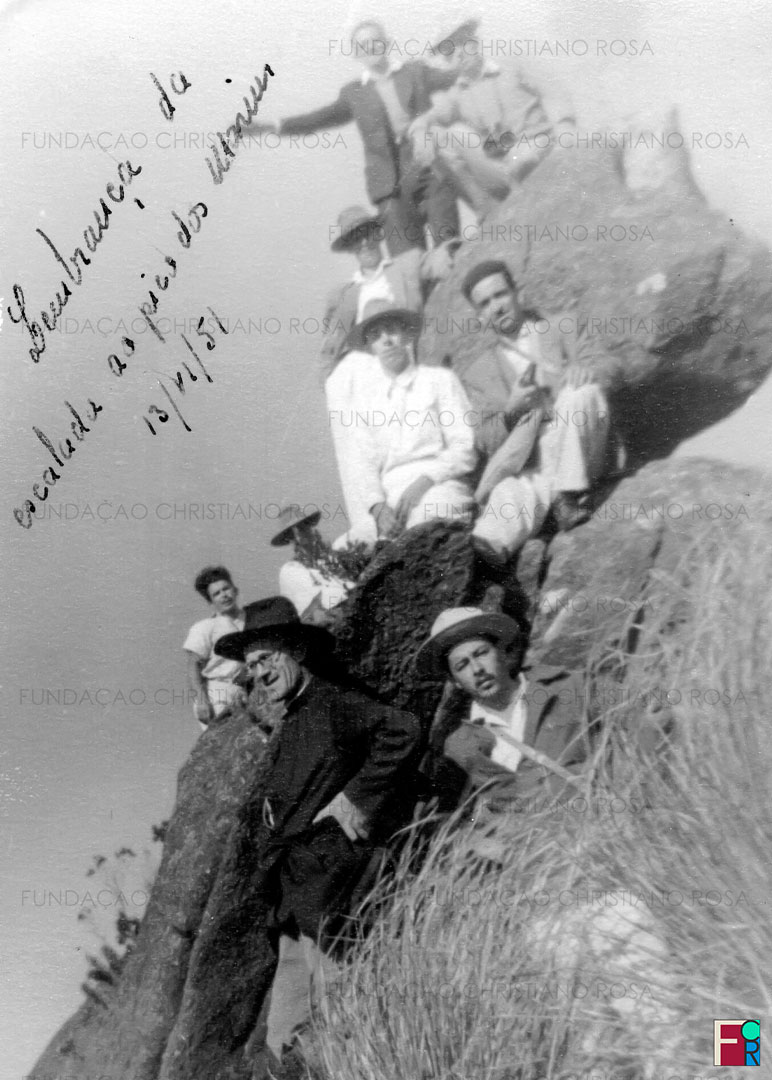 Grupo liderado por Carlos Vieira Soares em trecho da trilha que leva ao topo do Pico dos Marins.