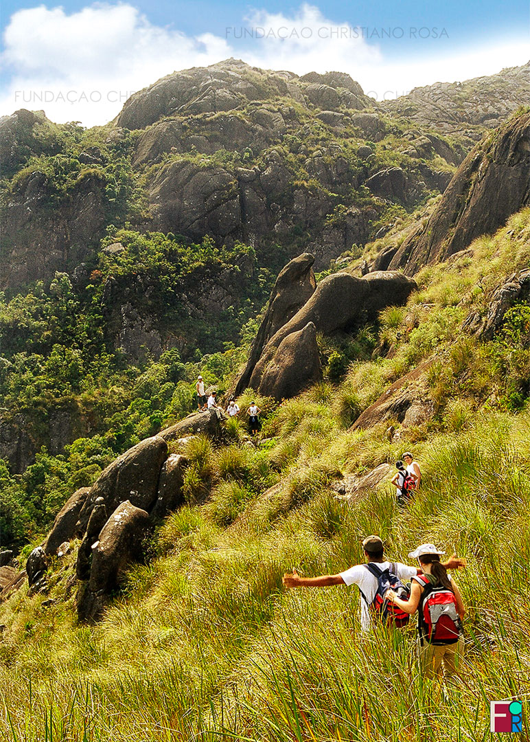 Excursão ao Pico dos Marins para identificação dos pontos da trilha a serem demarcados, um dos produtos do projeto "Conscientização e Percepção Ambiental da Bacia Hidrográfica do ribeirão Passa Quatro ao Paraíba do Sul", executado pela Fundação Christiano Rosa entre os anos de 2003 e 2004.